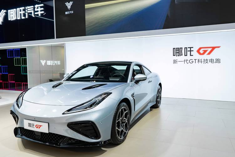 成都51哪吒汽车在智能汽车领域的表现，领途汽车在新能源汽车市场中的影响力